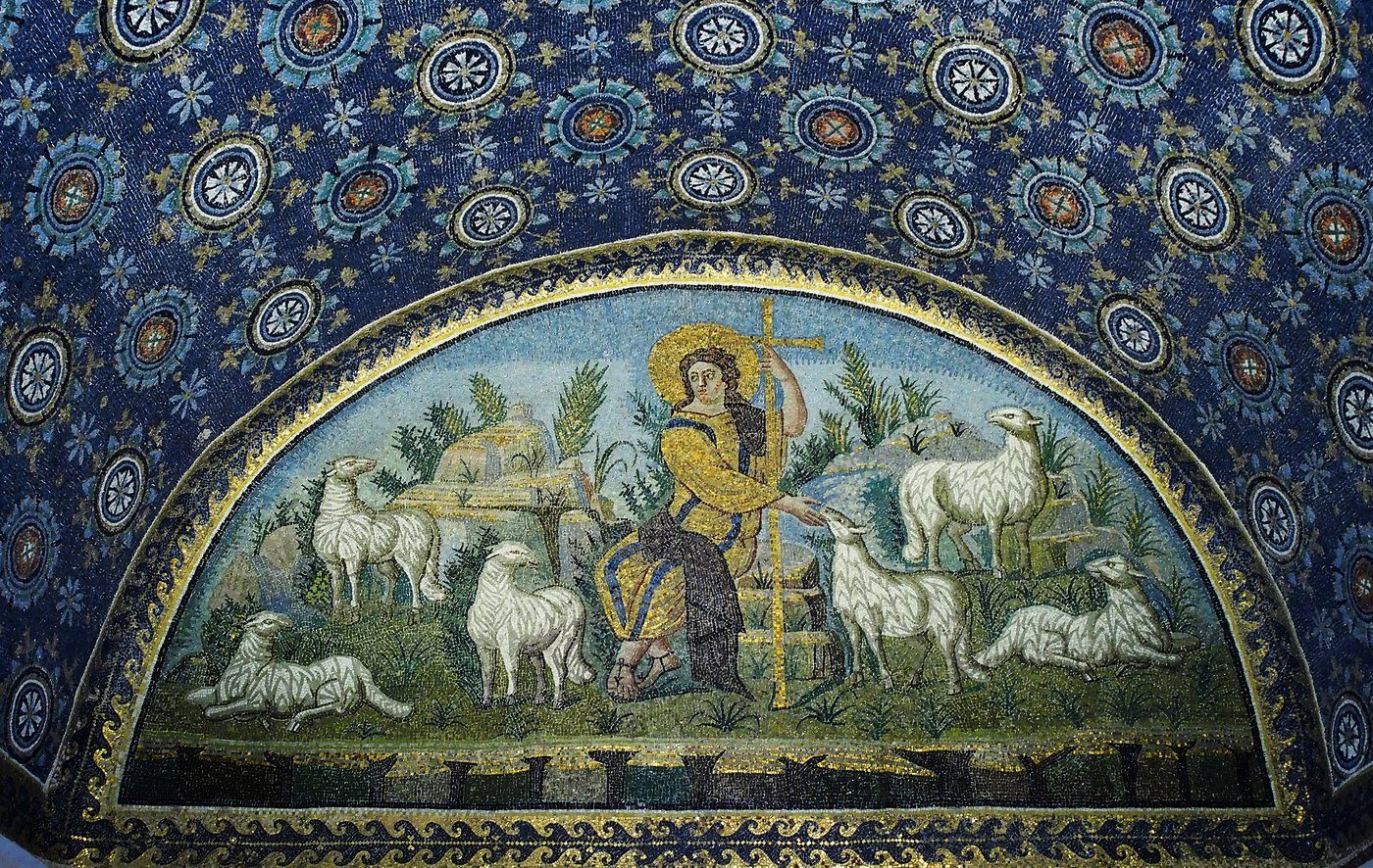 Dobry Pasterz — lunetowa mozaika z Mauzoleum Galli Placydii w Rawennie (ok. 425–450); Chrystus wśród owiec, jeszcze miękki, niemal klasyczny styl na złoto-błękitnym tle · źródło: Petar Milošević, Wikimedia Commons, CC BY-SA 4.0