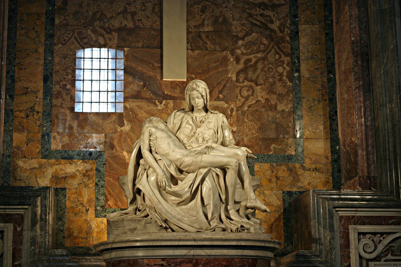 Michał Anioł, Pietà (1498–99, Bazylika św. Piotra) — Maria z martwym Chrystusem; młodość Marii jako argument teologiczny, wirtuozeria draperii · źródło: Stanislav Traykov, Wikimedia Commons, CC BY-SA 3.0