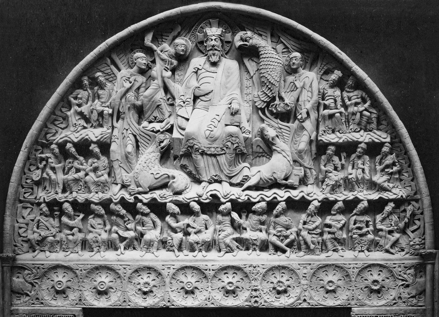 Tympanon portalu w Moissac (ok. 1120–1130) — Chrystus w mandorli z tetramorphem, otoczony 24 starcami apokalipsy w kilku rejestrach; kosmiczna hierarchia Maiestas Domini · źródło: S.-M. Mieusement, Wikimedia Commons, domena publiczna