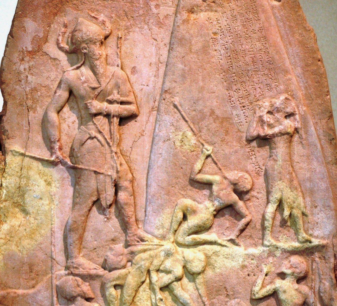 Stela zwycięstwa Naram-Sina (Akad, ok. 2250 p.n.e., Luwr) — hieratyczna skala: król znacznie większy od żołnierzy, wspina się ponad pokonanymi; rogi na hełmie = boskość · źródło: Jastrow, Wikimedia Commons, domena publiczna