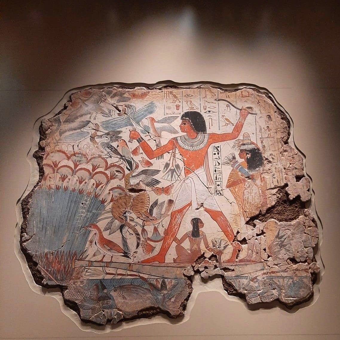 Polowanie na ptaki w sitowiu — malowidło z grobowca Nebamuna (Teby, ok. 1350 p.n.e., British Museum); Nebamun w łodzi z papirusu (kanon frontalności), ptaki i ryby malowane swobodnie · źródło: British Museum, Wikimedia Commons, CC BY-SA 4.0