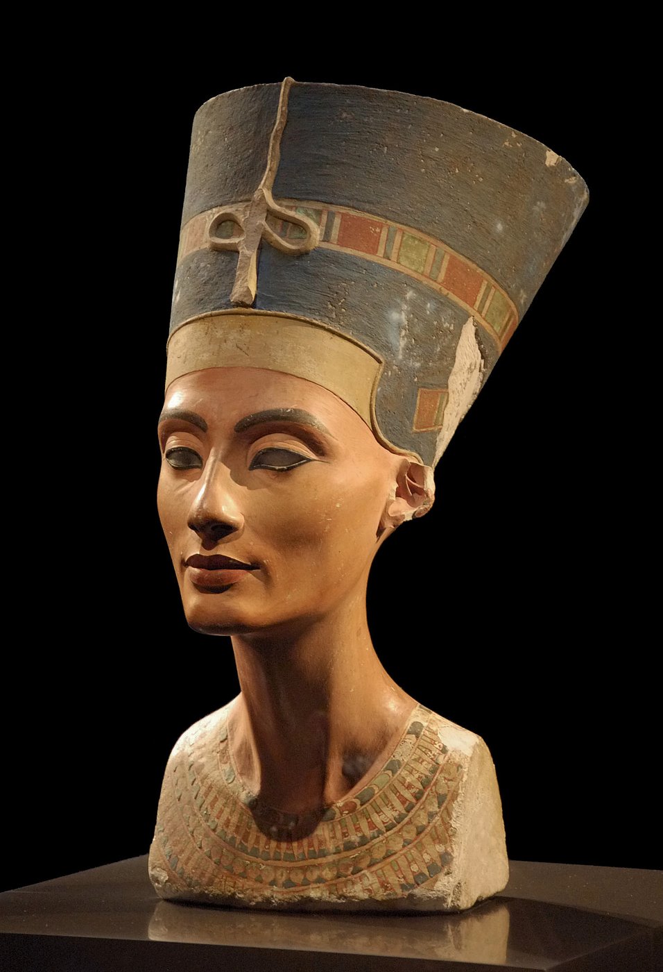 Popiersie Nefretete (ok. 1345 p.n.e., warsztat Thutmose, Neues Museum w Berlinie) — idealne proporcje, długa szyja, wysoka korona; jedno oko bez źrenicy · źródło: Philip Pikart, Wikimedia Commons, CC BY-SA 3.0