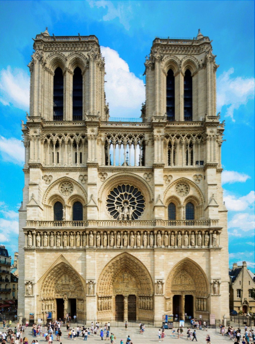 Notre-Dame de Paris (od ok. 1163) — fasada zachodnia: dwie wieże, trzy portale, wielka rozeta; program ikonograficzny czytany od dołu ku górze · źródło: Peter Haas, Wikimedia Commons, CC BY-SA 4.0