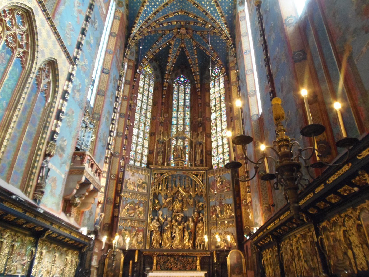Ołtarz Mariacki Wita Stwosza (1477–1489, Kraków) — nastawa ok. 13 m (figury lipowe, konstrukcja dębowa); w centrum Zaśnięcie i Wniebowzięcie Marii, apostołowie jako indywidualne portrety · źródło: Mielon, Wikimedia Commons, CC BY-SA 3.0
