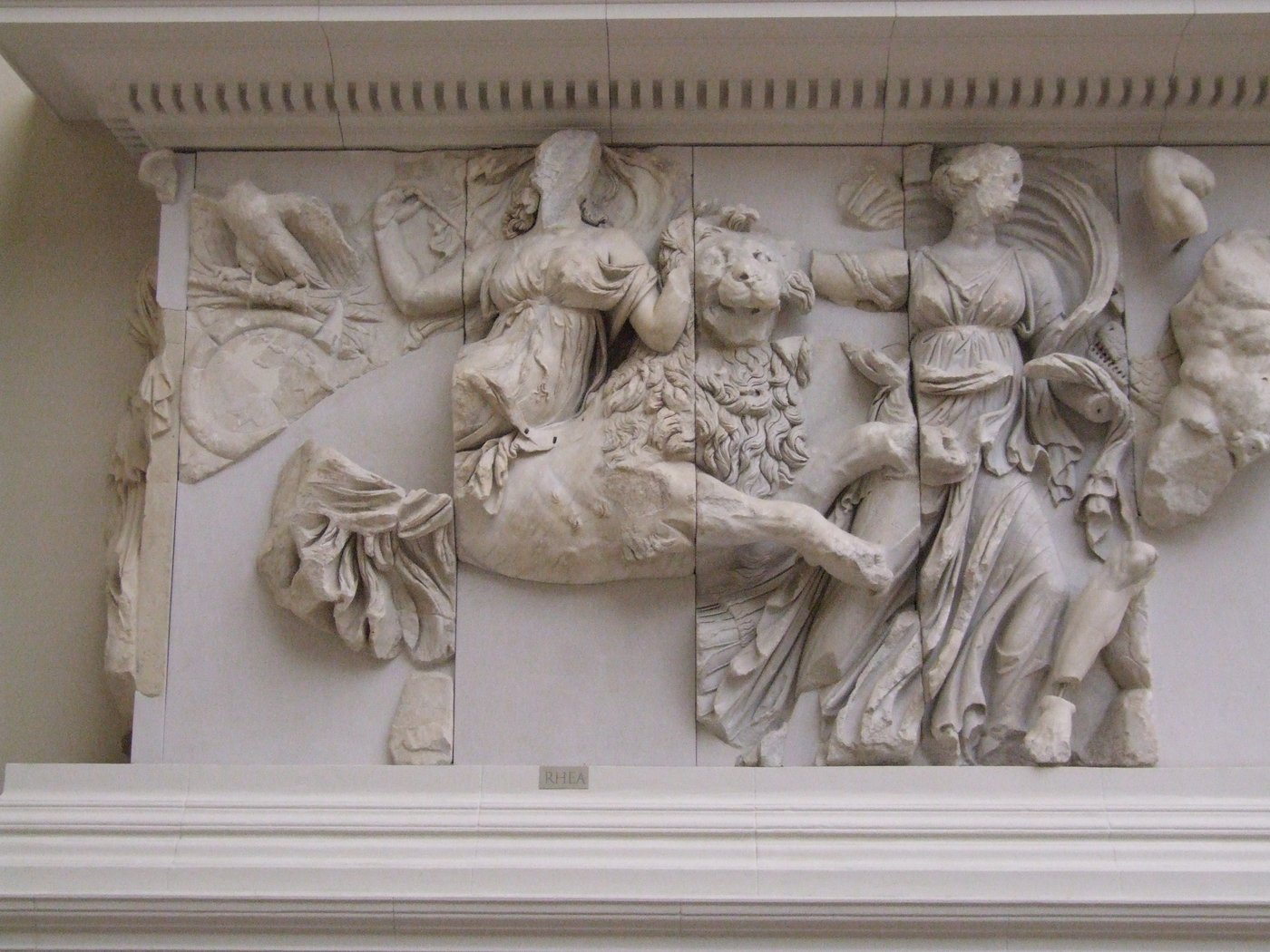 Fryz gigantomachii z ołtarza Zeusa w Pergamonie (ok. 180–160 p.n.e.; rekonstrukcja w Muzeum Pergamońskim, Berlin) — głębokie podkucie, dramatyczne twarze, skręcone ciała · źródło: Claus Ableiter, Wikimedia Commons, CC BY-SA 3.0