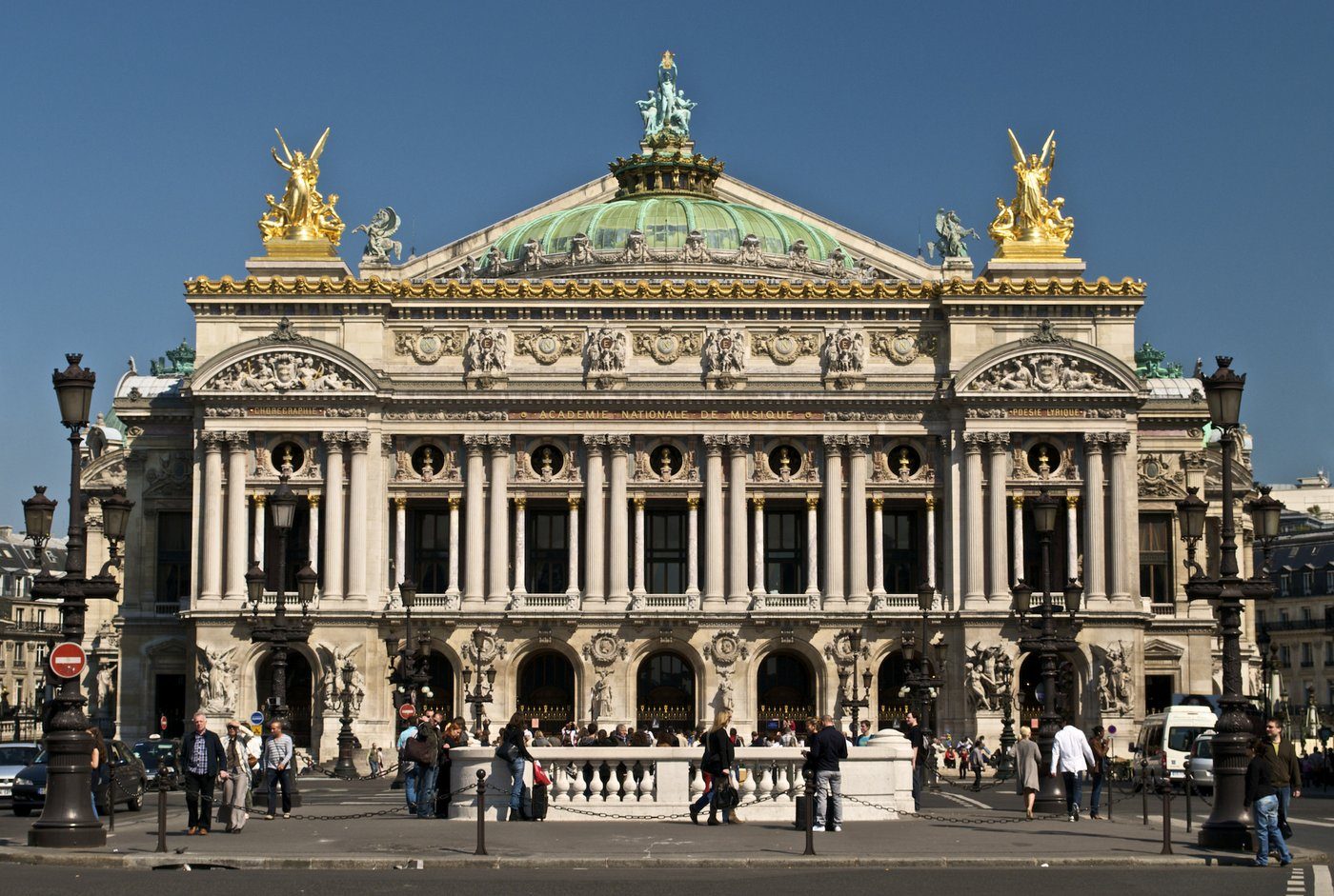 Opéra Garnier (Charles Garnier, 1861–75, Paryż) — eklektyzm Drugiego Cesarstwa z przewagą form neobarokowych: kolumny korynckie, łuki triumfalne, złocone rzeźby i fryzy · źródło: Peter Rivera, Wikimedia Commons, CC BY 2.0