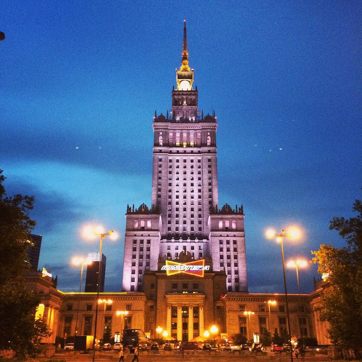 Lew Rudniew, Pałac Kultury i Nauki (1955, Warszawa) — dar Stalina; monumentalny wieżowiec socrealistyczny z attykami nawiązującymi do polskiego renesansu, wzorzec sowieckiego prestiżu · źródło: fot. Mishasaviuk, Wikimedia Commons, CC BY-SA 3.0
