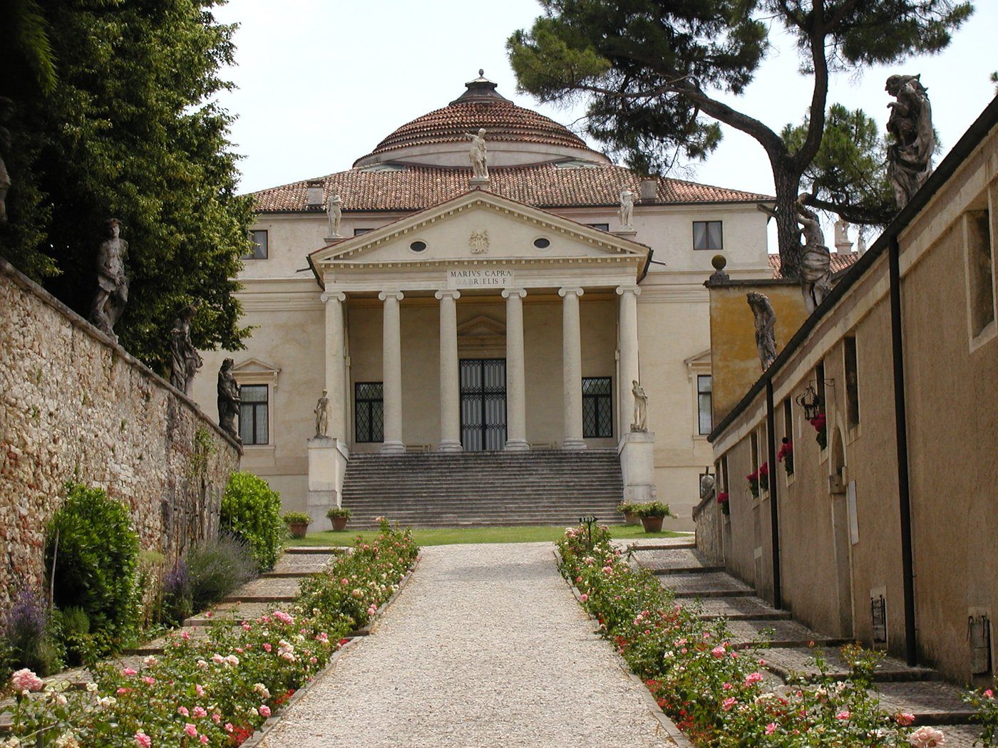 Palladio, Villa Rotonda (ok. 1566–71, Vicenza) — cztery identyczne portyki jońskie i kopuła pośrodku; willa otwarta na cztery strony krajobrazu · źródło: Ivan Vighetto, Wikimedia Commons, CC BY-SA 3.0