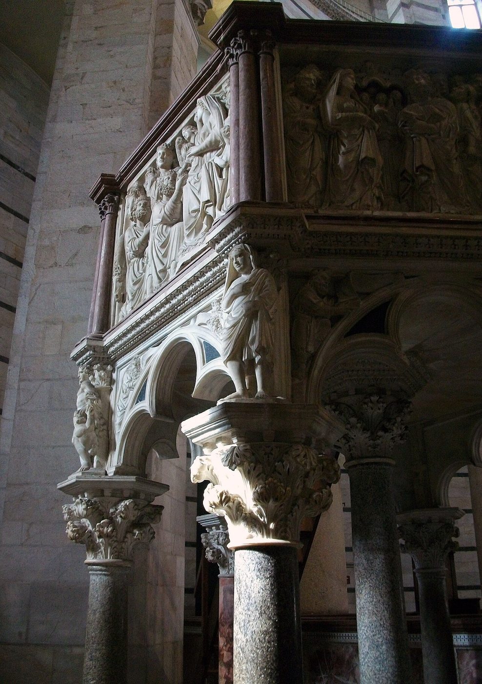 Nicola Pisano, ambona w baptysterium w Pizie (ok. 1260) — sześcioboczna marmurowa kazalnica na kolumnach, z płaskorzeźbami scen z życia Chrystusa; postacie wzorowane na rzymskich sarkofagach · źródło: fot. Joanbanjo, Wikimedia Commons, CC BY-SA 3.0