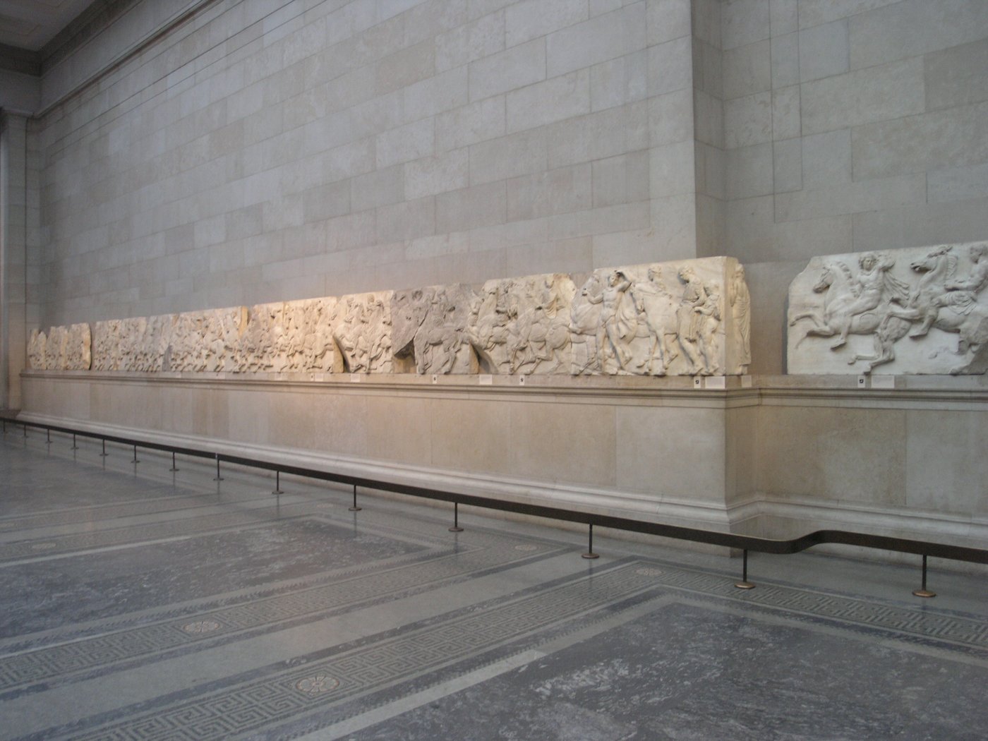 Fryz Partenonu (V w. p.n.e., British Museum) — płaskorzeźba: postacie i konie wyodrębniają się z tła tylko częściowo · źródło: fot. Mujtaba Chohan, Wikimedia Commons, CC BY-SA 3.0