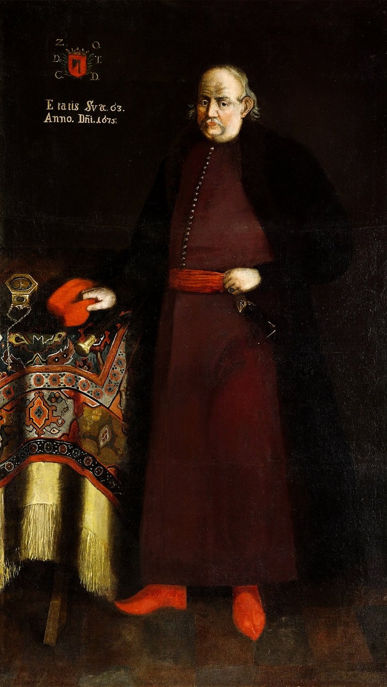 Portret Zbigniewa Ossolińskiego herbu Topór (1675, Zamek Królewski w Warszawie) — przykład portretu sarmackiego: postać w całej sylwetce, twarz indywidualna, bez idealizacji; żupan, okrycie podbite futrem, czerwony pas, szabla; w rogu herb z inicjałami imienia, nazwiska i urzędu oraz napis podający wiek i rok · źródło: Zamek Królewski w Warszawie, Wikimedia Commons, domena publiczna