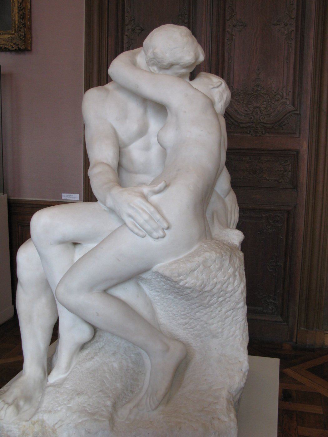 Auguste Rodin, Pocałunek (marmur 1888–1898, Musée Rodin) — zmysłowa harmonia i symetria, kontrast do napięcia Myśliciela; pierwotnie Francesca i Paolo z Wrót piekieł · źródło: fot. Dada, Wikimedia Commons, CC BY-SA 3.0