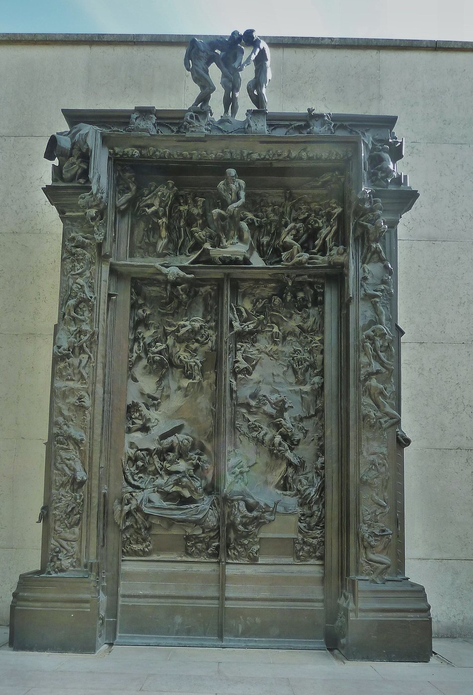 Auguste Rodin, Wrota piekieł (model 1880–1917, Musée Rodin) — ponad 6 m kompozycji wg Boskiej Komedii Dantego; rezerwuar form, z którego wyrosły Myśliciel i Pocałunek · źródło: fot. Wowo2008, Wikimedia Commons, CC BY-SA 4.0