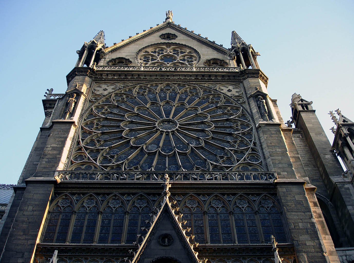 Rozeta (rozetowe okno) Notre-Dame de Paris — wielkie okrągłe okno wypełnione maswerkiem; symbol koła wieczności, słońca i Bożego oka · źródło: Clicsouris, Wikimedia Commons, CC BY-SA 3.0