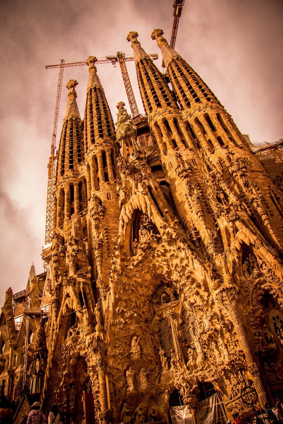Antoni Gaudí, Sagrada Família — fasada Narodzenia (od 1882, Barcelona) — gotyk przetworzony przez naturę: pinakle jak stalaktyty, rzeźbiarska narracja z kamienia · źródło: fot. Andrew Moore, Wikimedia Commons, CC BY-SA 2.0