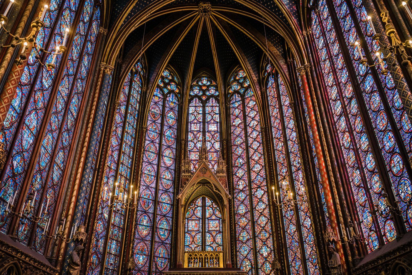 Wnętrze kaplicy górnej Sainte-Chapelle w Paryżu (konsekr. 1248) — ściany niemal całkowicie zastąpione witrażami; gotyk doprowadzony do przezroczystości · źródło: Oldmanisold, Wikimedia Commons, CC BY-SA 4.0