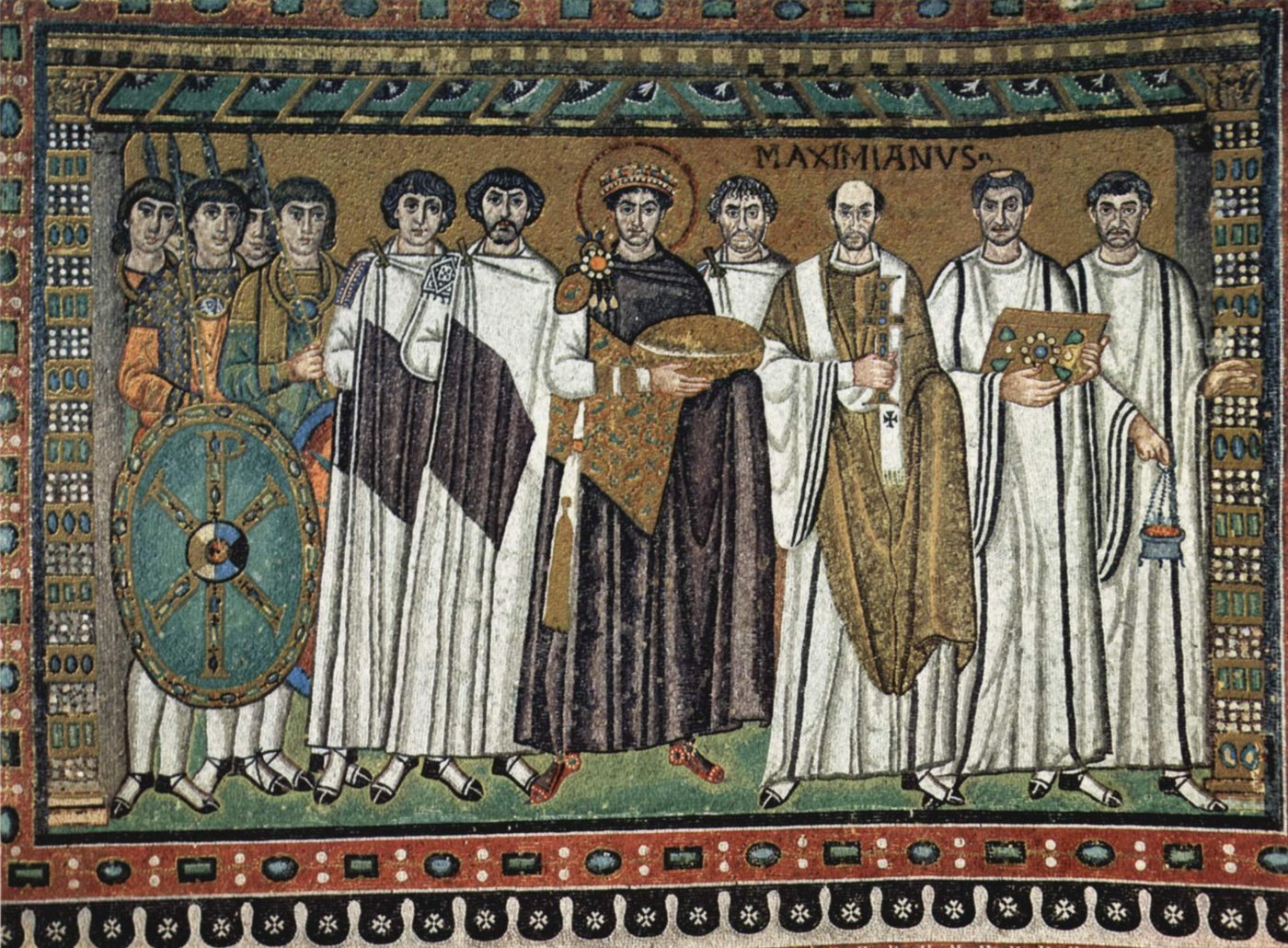 Cesarz Justynian ze świtą — mozaika w prezbiterium San Vitale w Rawennie (ok. 547); cesarz pośrodku, między dworem a duchowieństwem, frontalnie na złotym tle · źródło: The Yorck Project, Wikimedia Commons, domena publiczna