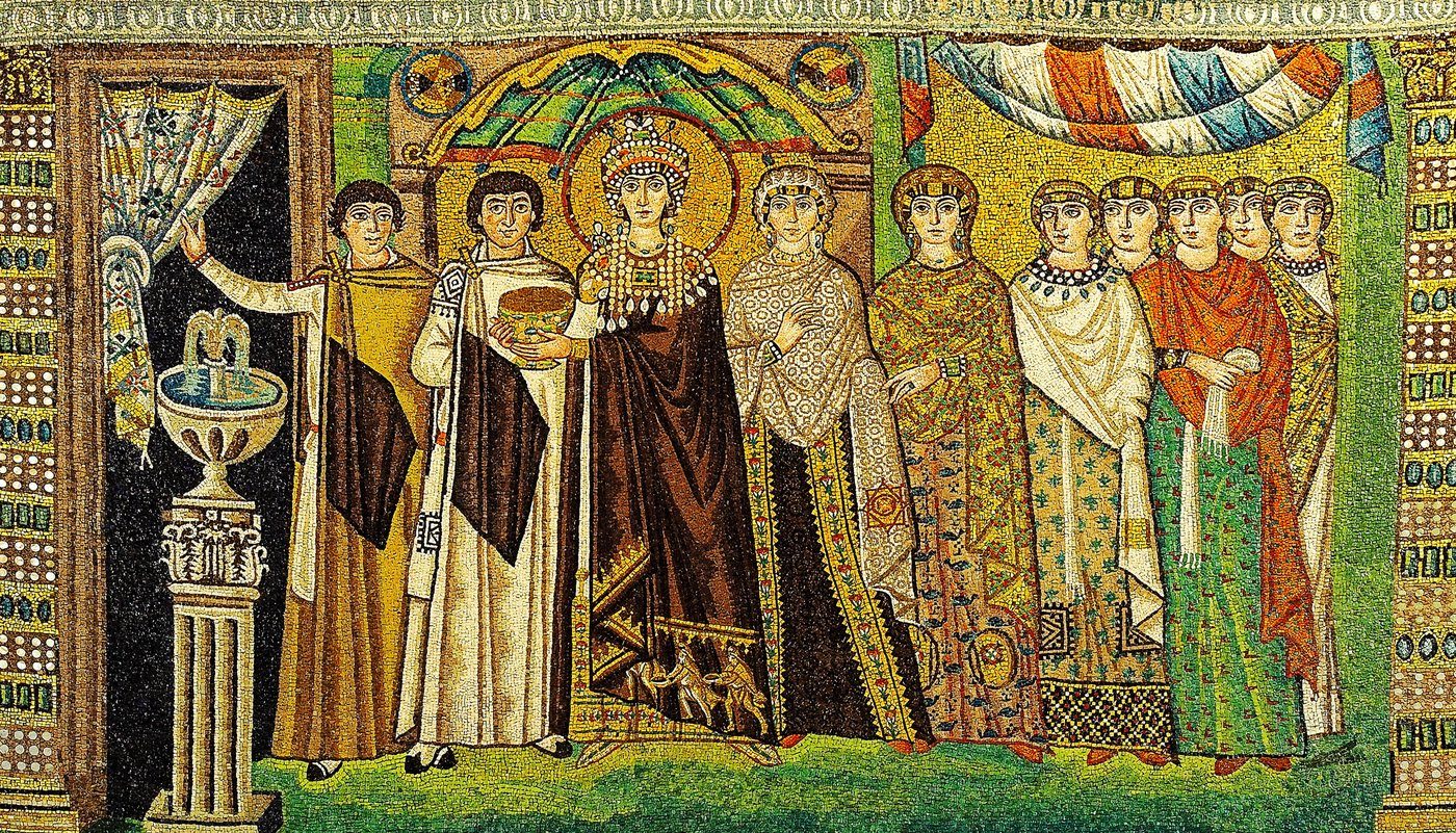 Cesarzowa Teodora ze świtą — mozaika San Vitale (pendant Justyniana); purpura władzy, złoty kielich-ofiara, na rąbku szaty Trzej Królowie · źródło: Petar Milošević, Wikimedia Commons, CC BY-SA 4.0