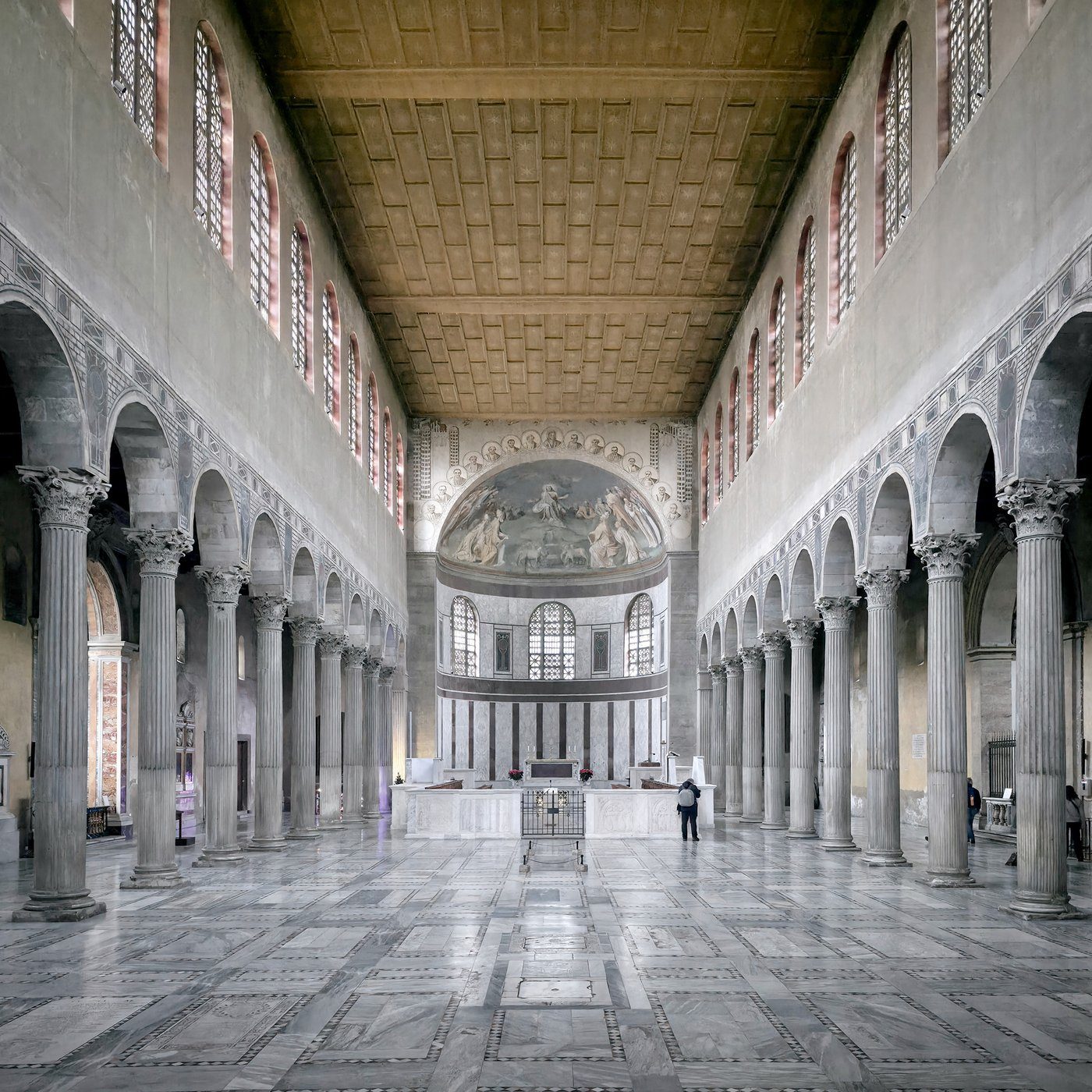 Wnętrze bazyliki Santa Sabina w Rzymie (V w.) — nawa główna oddzielona rzędami kolumn od naw bocznych; prosta, świetlista przestrzeń wczesnochrześcijańska · źródło: NateBergin, Wikimedia Commons, CC BY 4.0