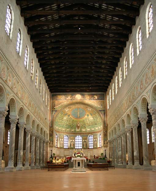 Apsyda Sant'Apollinare in Classe pod Rawenną (ok. 549) — wielka złota mozaika: Chrystus-krzyż w medalionie, niżej dwanaście owiec i biskup Apollinare w geście Oranty · źródło: Hiro-o, Wikimedia Commons, CC BY-SA 3.0