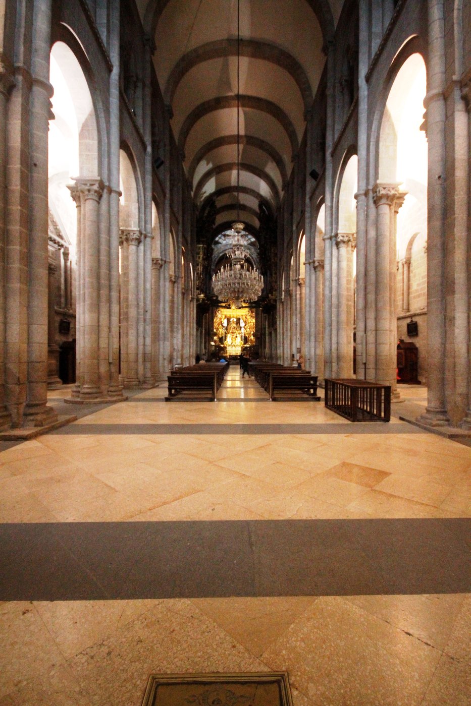 Nawa katedry w Santiago de Compostela (XI–XII w.) — masywne mury, łuki półkoliste, sklepienie kolebkowe i empory; monumentalność kościoła pielgrzymkowego · źródło: José Luiz Bernardes Ribeiro, Wikimedia Commons, CC BY-SA 3.0