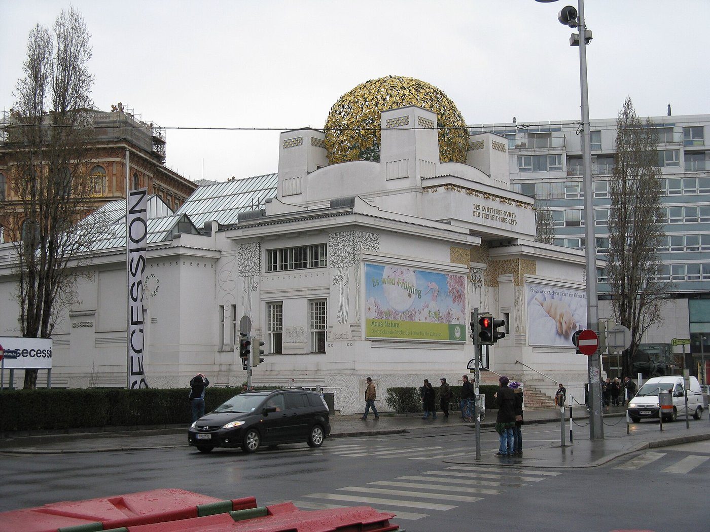 Joseph Maria Olbrich, Pawilon Secesji Wiedeńskiej (1897–98) — złocona kopuła z liści laurowych nad białą, geometryczną bryłą; siedziba buntu przeciw akademii · źródło: fot. Yair Haklai, Wikimedia Commons, CC BY-SA 3.0