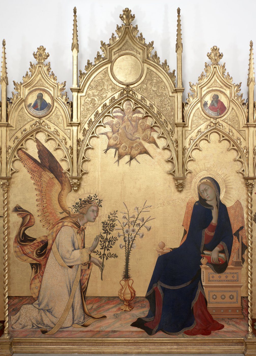 Simone Martini i Lippo Memmi, Zwiastowanie (1333, Uffizi) — Gabriel z gałązką lilii i cofająca się Maria; złote tło i sinusoida linii — szczyt gotyku sieneńskiego · źródło: Google Art Project, Wikimedia Commons, domena publiczna
