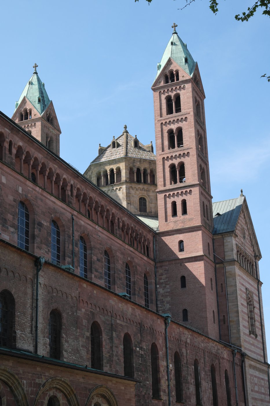 Katedra w Spirze (Speyer, od ok. 1030) — największa romańska budowla Europy: cztery wieże, potężny transept, masywna bryła z łukami półkolistymi · źródło: GFreihalter, Wikimedia Commons, CC BY-SA 4.0