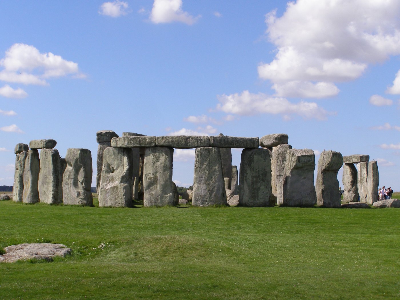 Stonehenge (Anglia, ok. 3000–1500 p.n.e.) — kromlech z trylitów (dwa pionowe kamienie nakryte nadprożem); główna oś zorientowana na przesilenia słoneczne · źródło: garethwiscombe, Wikimedia Commons, CC BY 2.0