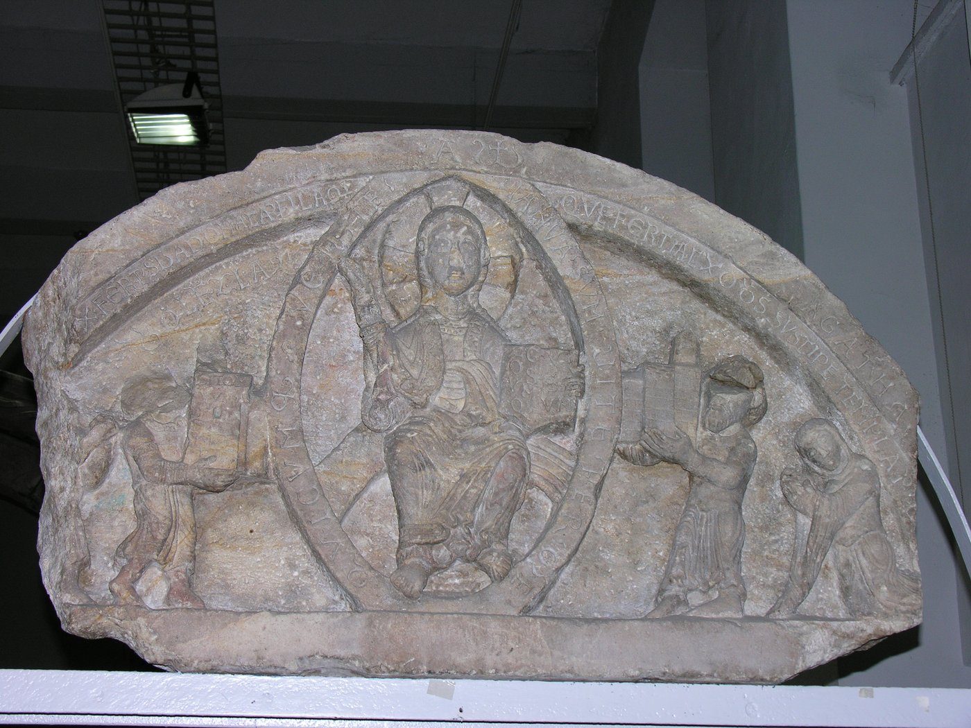 Tympanon fundacyjny z Ołbina, tzw. tympanon Jaksy (Wrocław, ok. 1160–1163, Muzeum Architektury) — Chrystus w mandorli, po bokach fundatorzy z modelami dwóch kościołów; obraz sakralnej umowy zbawczej · źródło: Bonio, Wikimedia Commons, CC BY-SA 3.0