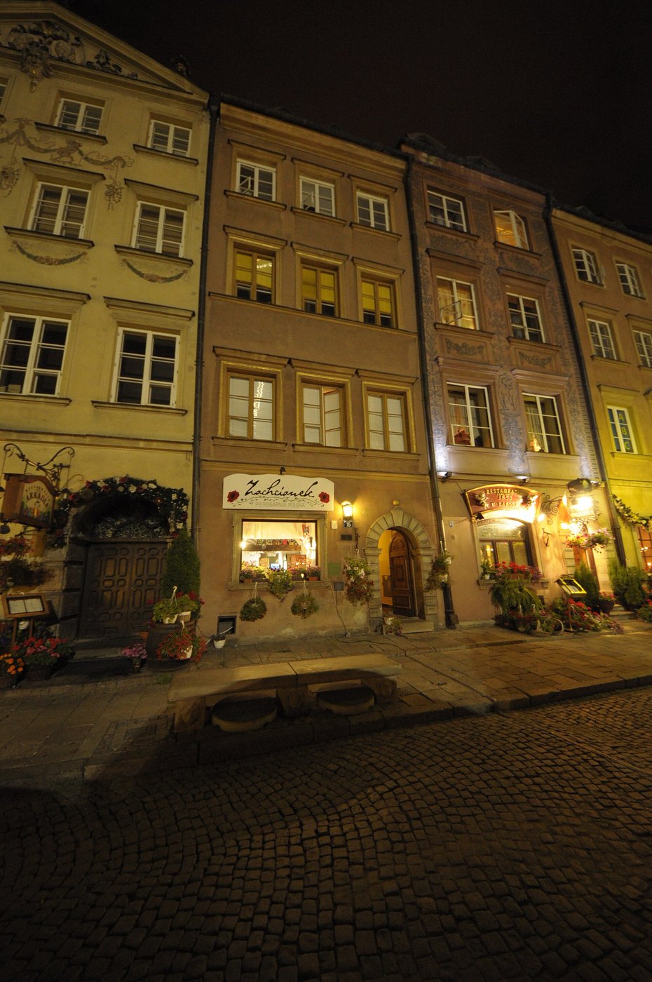 Rynek Starego Miasta w Warszawie (UNESCO 1980) — odbudowany 1945–63 wg rycin i wedut Canaletta; wpis-wyjątek, kwestia autentyczności otwarta · źródło: fot. ZeroJeden, Wikimedia Commons, CC BY-SA 3.0