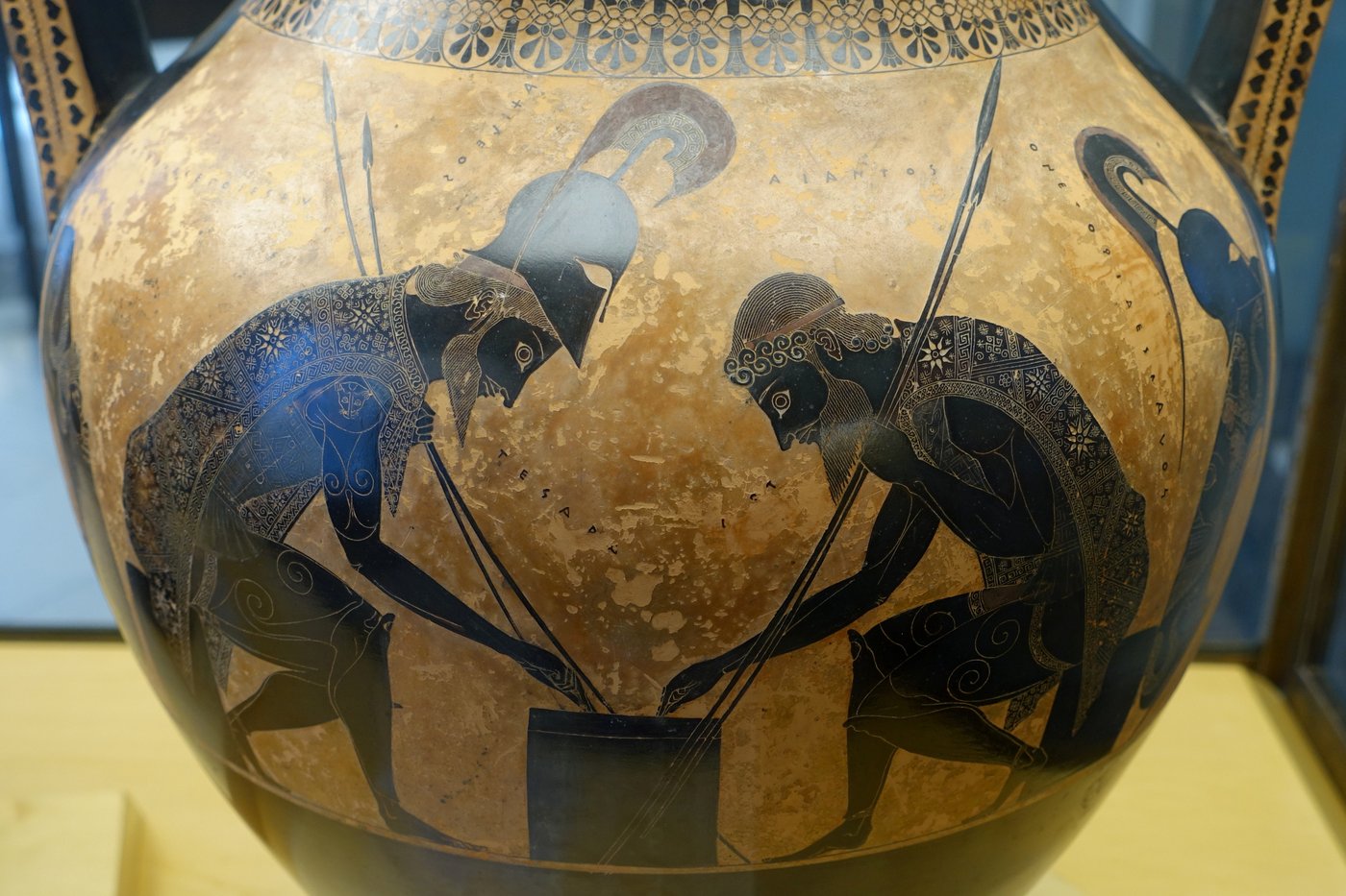 Amfora Exekiasa: Achilles i Ajas grający w kości (ok. 540 p.n.e., Muzea Watykańskie) — styl czarnofigurowy: ciemne sylwetki na tle gliny, szczegóły ryte igłą · źródło: Daderot, Wikimedia Commons, CC0