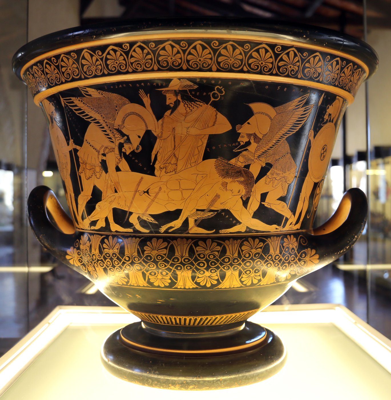 Krater Euphroniosa (ok. 515 p.n.e.) — styl czerwonofigurowy: jasne sylwetki na czarnym tle, szczegóły malowane pędzlem; większa swoboda anatomii i skrótów · źródło: Sailko, Wikimedia Commons, CC BY 3.0