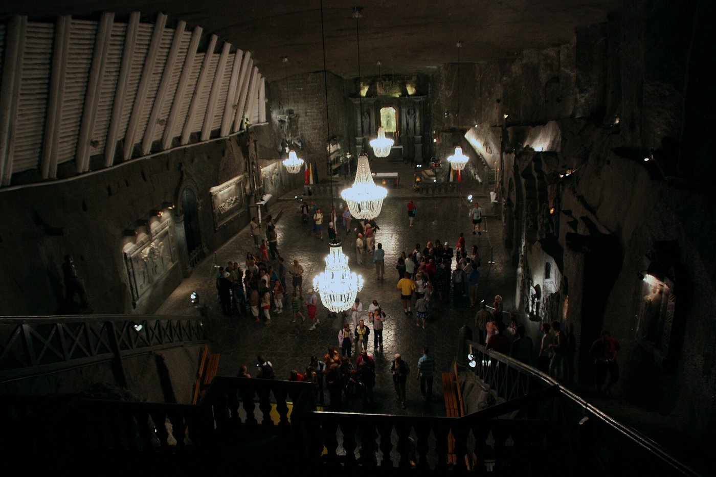 Kaplica św. Kingi, Kopalnia soli w Wieliczce (UNESCO 1978) — rzeźby i żyrandole wykute w soli pod ziemią; kopalnia czynna nieprzerwanie od średniowiecza · źródło: fot. Klearchos Kapoutsis, Wikimedia Commons, CC BY 2.0