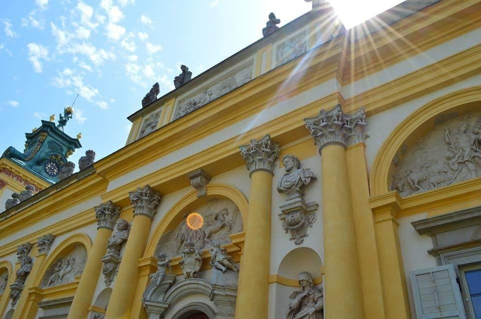 Pałac w Wilanowie (od 1677, rezydencja Jana III Sobieskiego) — barokowa rezydencja z elewacją-programem ikonograficznym (sceny bitewne, personifikacje cnót) · źródło: Vrnkmrk, Wikimedia Commons, CC BY 3.0