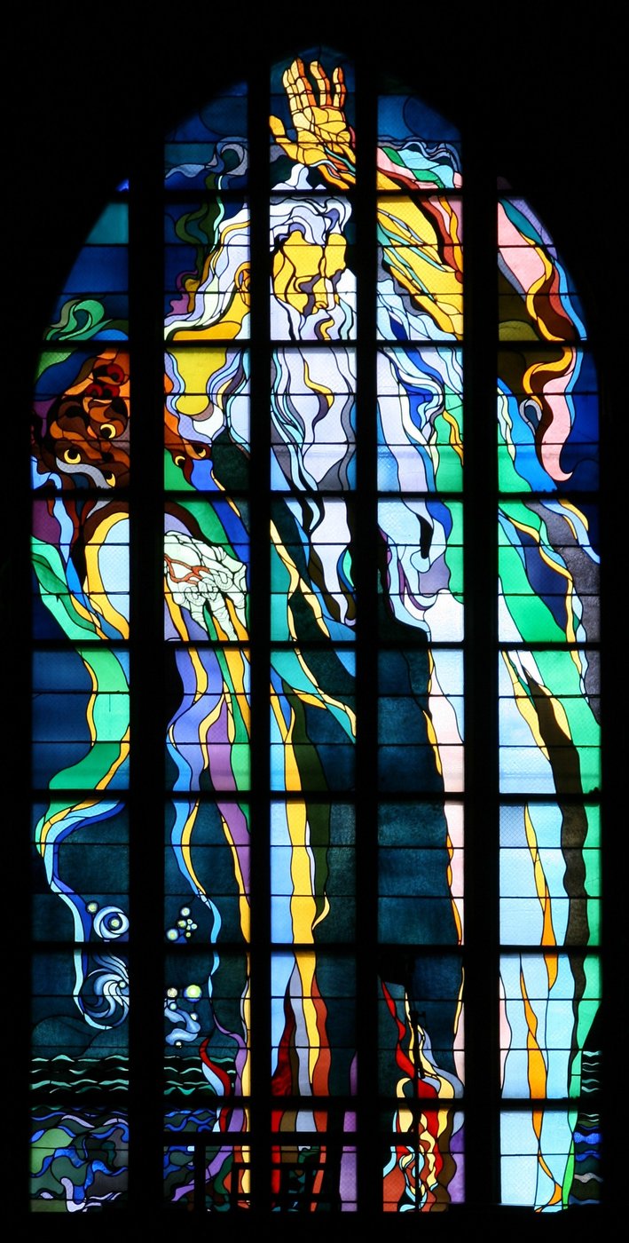 Stanisław Wyspiański, witraż Bóg Ojciec — Stań się (1895–1904, kościół Franciszkanów w Krakowie) — gigantyczna postać w spiralach barwnego szkła; ikonografia chrześcijańska + secesyjna ornamentyka · źródło: fot. Jan Mehlich (Lestat), Wikimedia Commons, CC BY-SA 3.0