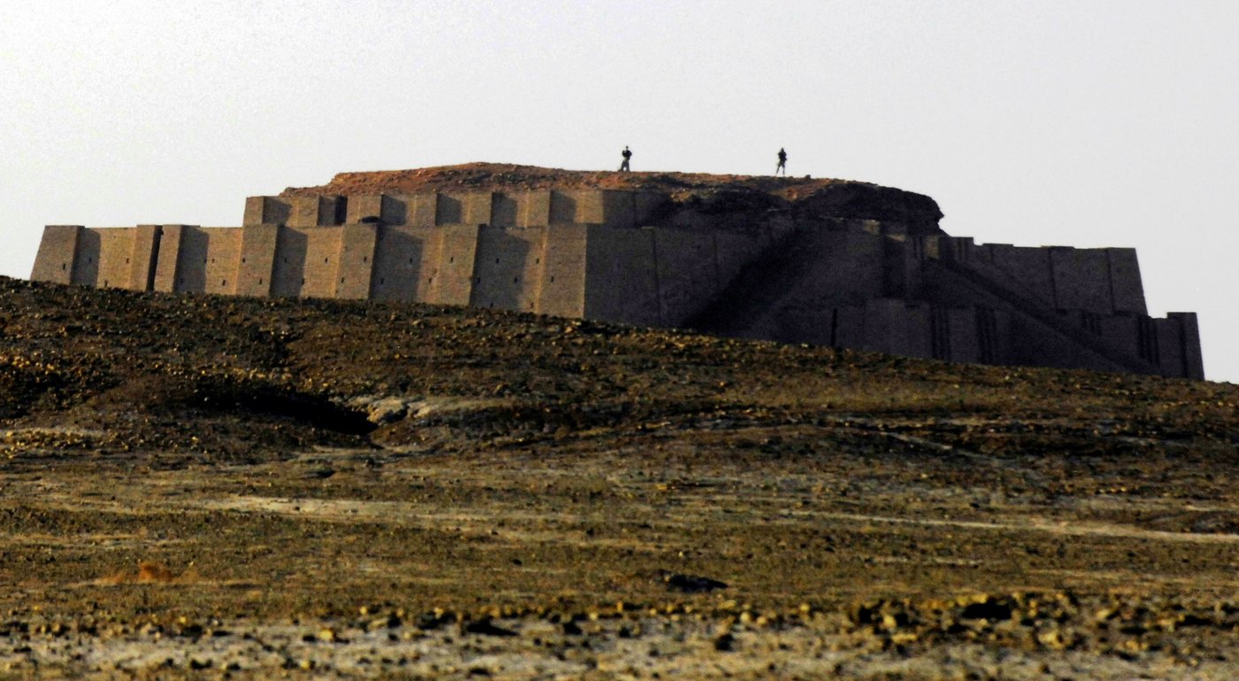 Ziggurat w Ur (Ur-Nammu, ok. 2100 p.n.e., Irak) — „sztuczna góra" z cegły: tarasy ze schodami i świątynią na szczycie, dom boga między niebem a ziemią · źródło: US DoD, Wikimedia Commons, domena publiczna