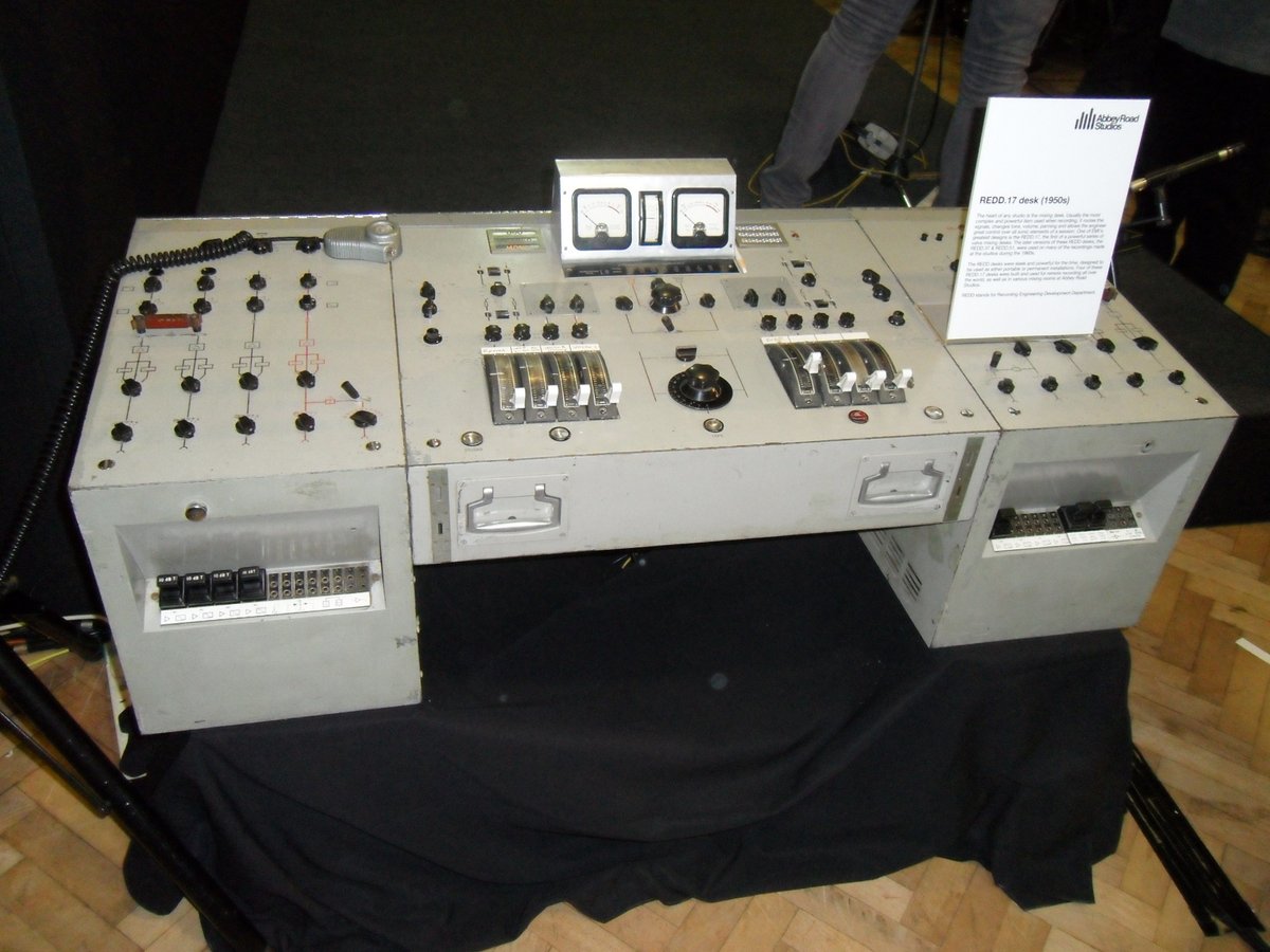 Lampowa konsoleta nagraniowa REDD.17 (lata 50.) w studiu Abbey Road — miejsce produkcji muzyki reklamowej i nagrań · źródło: Josephenus P. Riley, Wikimedia Commons, CC BY 2.0