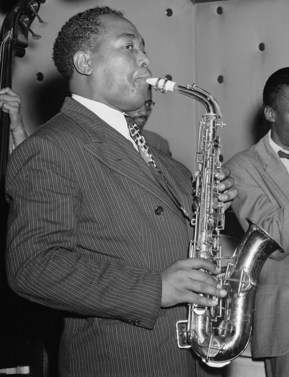 Charlie Parker (drugi z lewej) z zespołem w klubie Three Deuces, Nowy Jork ok. 1947 — pionier bebopu · źródło: William P. Gottlieb, Wikimedia Commons, domena publiczna
