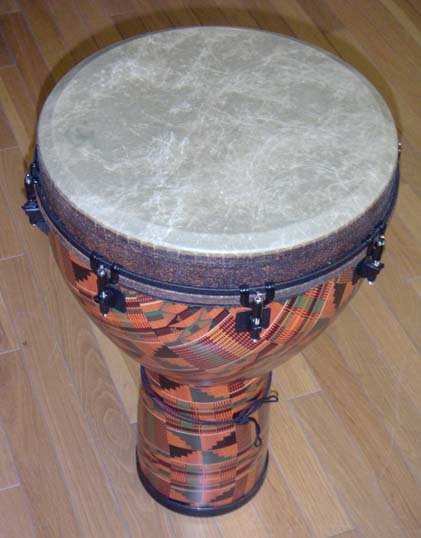 Djembe — zachodnioafrykański bęben grany dłońmi, nośnik polirytmii · źródło: っ, Wikimedia Commons, CC BY-SA 3.0 / GFDL