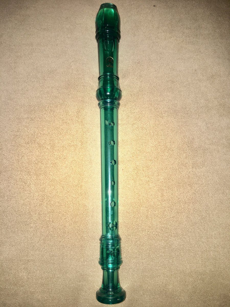 Sopranowy flet prosty — szkolny instrument dęty · źródło: Kristen Adams, Wikimedia Commons, CC BY-SA 4.0