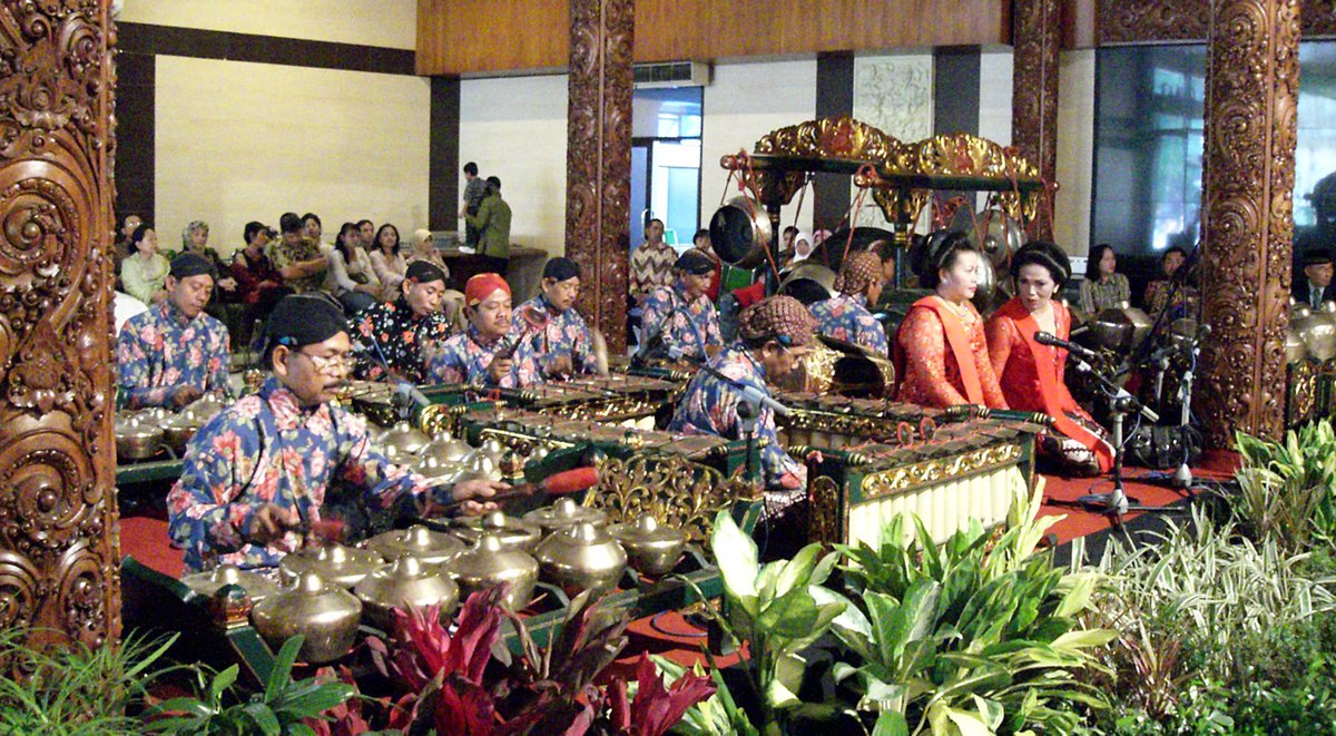 Jawajski zespół gamelan podczas ceremonii w Taman Mini, Dżakarta · źródło: Gunawan Kartapranata, Wikimedia Commons, CC BY-SA 3.0 / GFDL