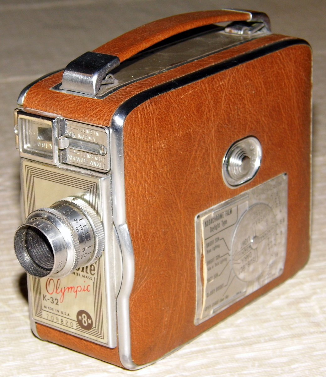 Zabytkowa kamera filmowa Keystone 8mm (ok. 1950) — symbol kina, dla którego komponuje się muzykę filmową · źródło: Joe Haupt, Wikimedia Commons, CC BY-SA 2.0