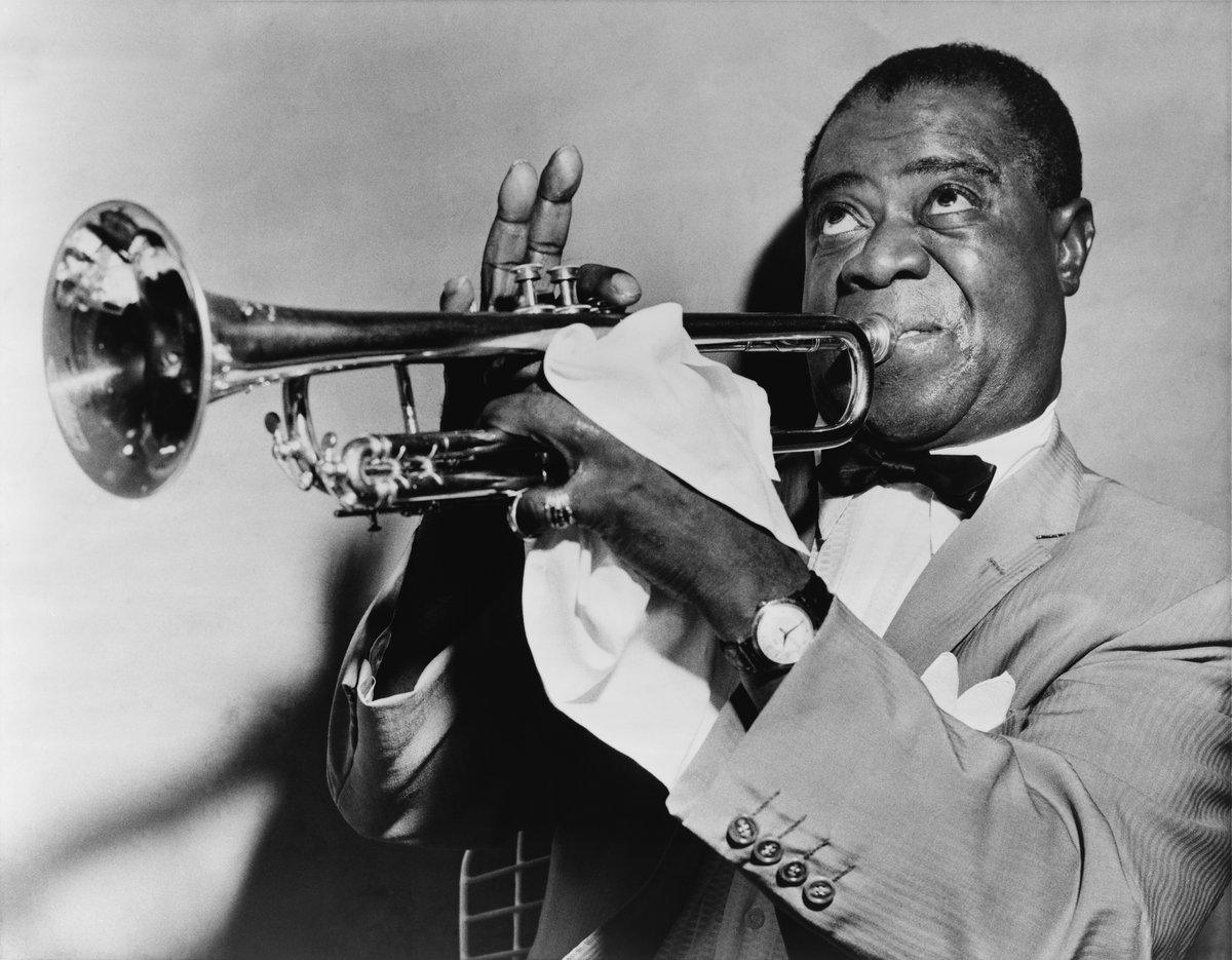 Louis Armstrong z trąbką, 1953 — legenda jazzu tradycyjnego · źródło: New York World-Telegram and Sun (Library of Congress), Wikimedia Commons, domena publiczna