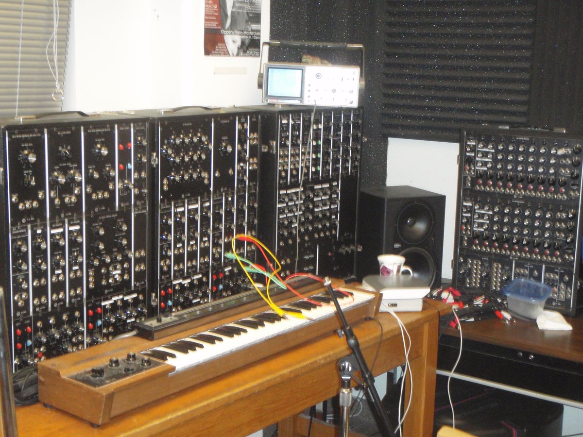 Modularny syntezator Moog 3P z 1972 roku — urządzenie generujące dźwięk elektrycznie, pierwowzór muzyki elektronicznej · źródło: EJ Posselius, Wikimedia Commons, CC BY-SA 2.0