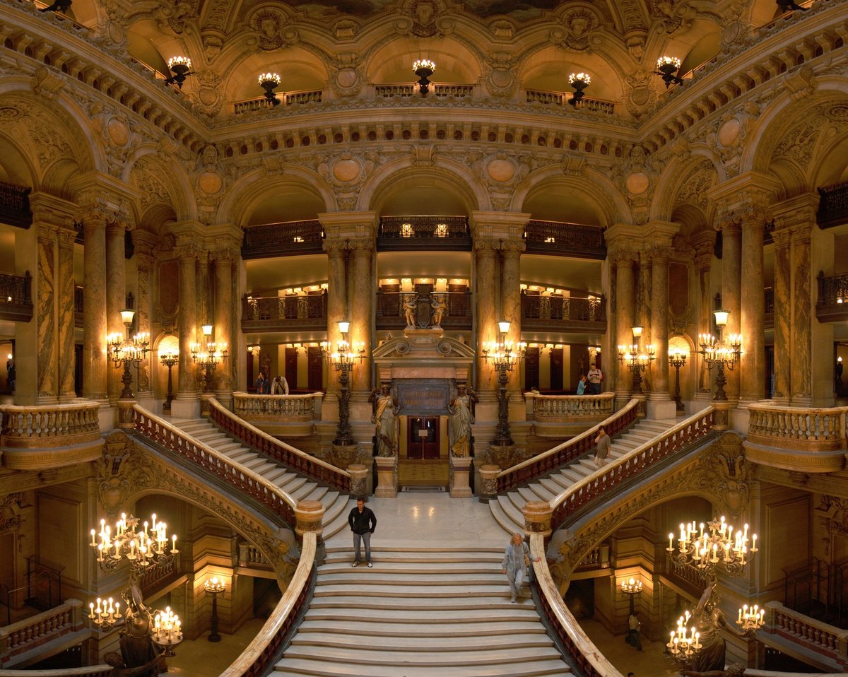 Monumentalne schody Opery Paryskiej (Palais Garnier) — gmach opery jako synteza sztuk · źródło: Benh Lieu Song, Wikimedia Commons, CC BY-SA 3.0