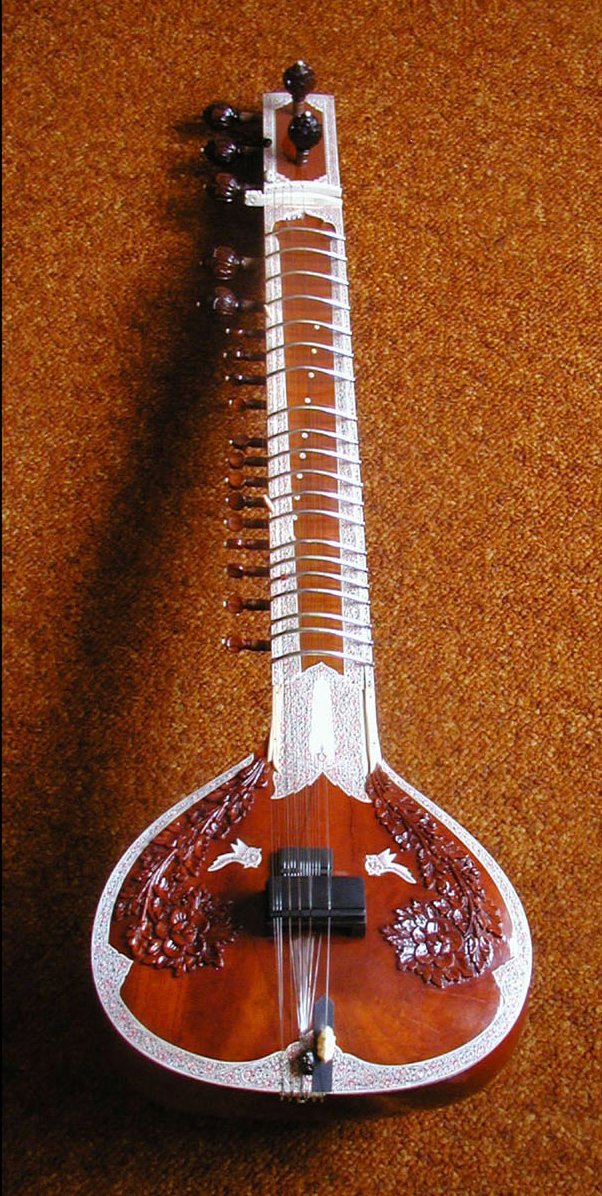 Sitar — strunowy instrument indyjskiej muzyki klasycznej · źródło: Jan Kraus, Wikimedia Commons, domena publiczna