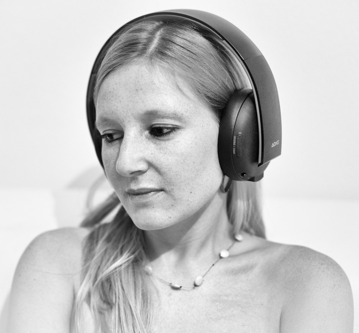 Słuchanie muzyki przez słuchawki — codzienny odbiór muzyki w erze streamingu i playlist culture · źródło: Lars Frantzen, Wikimedia Commons, CC BY-SA 4.0