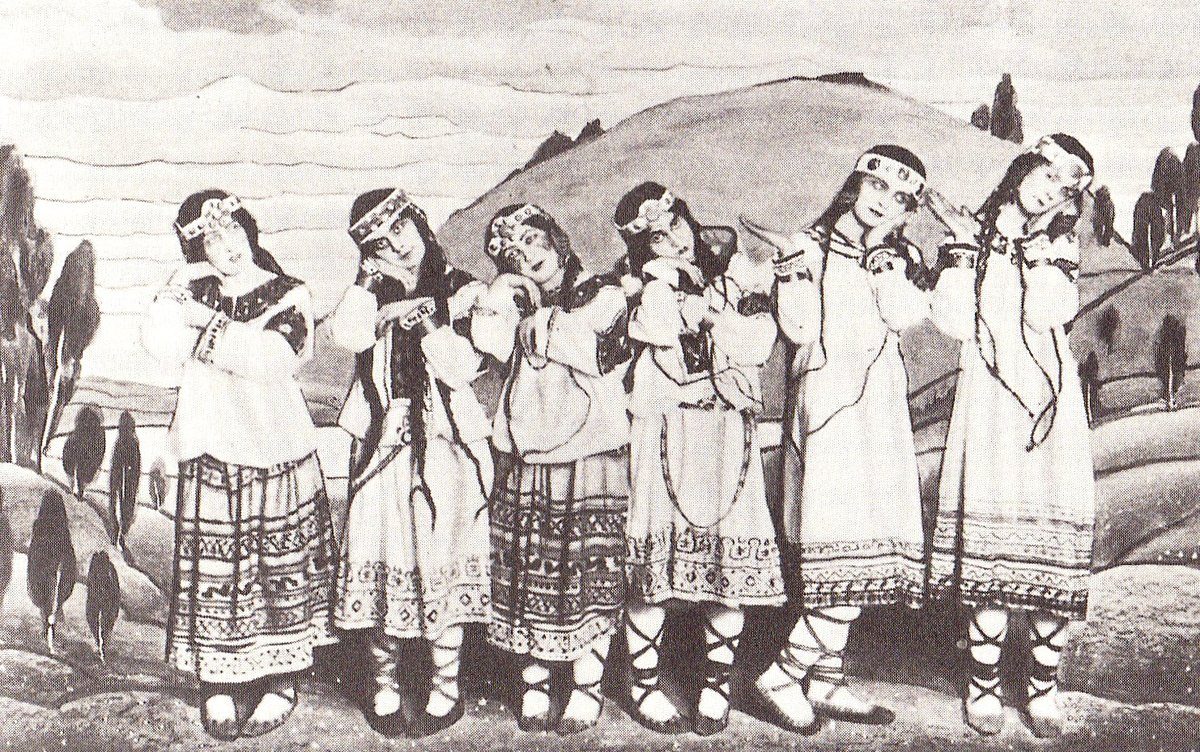 Tancerze z prapremiery baletu „Święto wiosny" Igora Strawińskiego (1913) w kostiumach Mikołaja Roericha — synteza muzyki i tańca · źródło: autor nieznany, Wikimedia Commons, domena publiczna