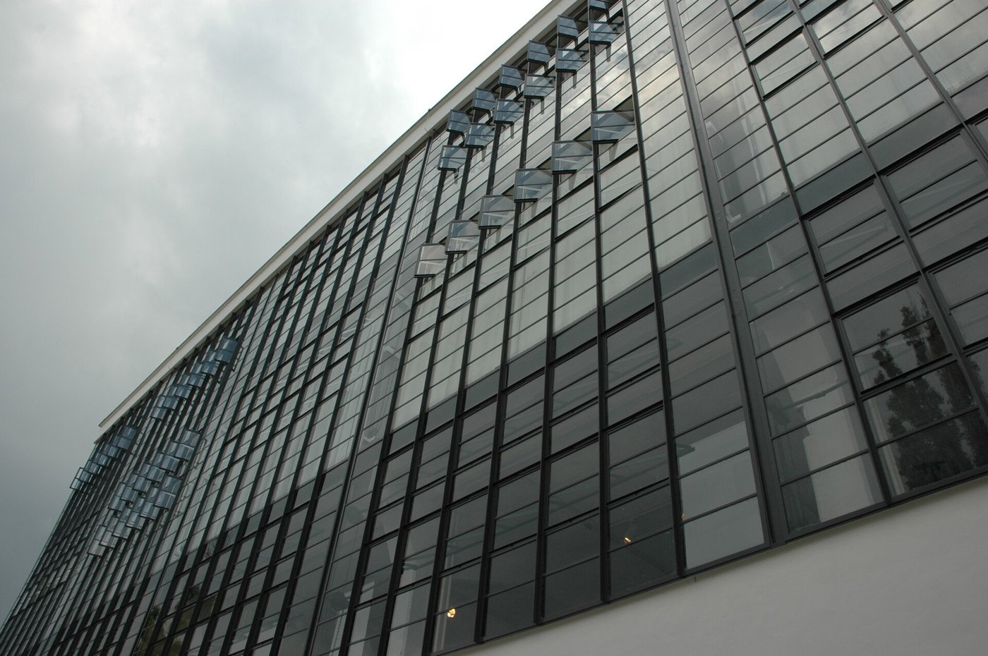 Walter Gropius, Budynek Bauhausu w Dessau (1926) — Bauhaus: jedność sztuki i rzemiosła, „forma wynika z funkcji", prostota geometryczna bez zbędnego ornamentu · źródło: fot. Harald909, Wikimedia Commons, CC BY-SA 3.0